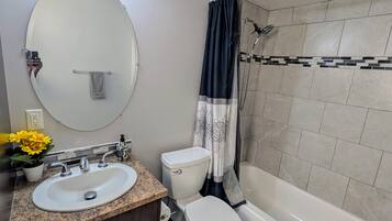 Haartrockner, Handtücher, Seife, Toilettenpapier