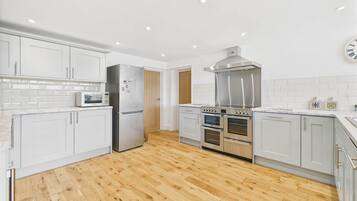 House | 4 bedrooms, desk