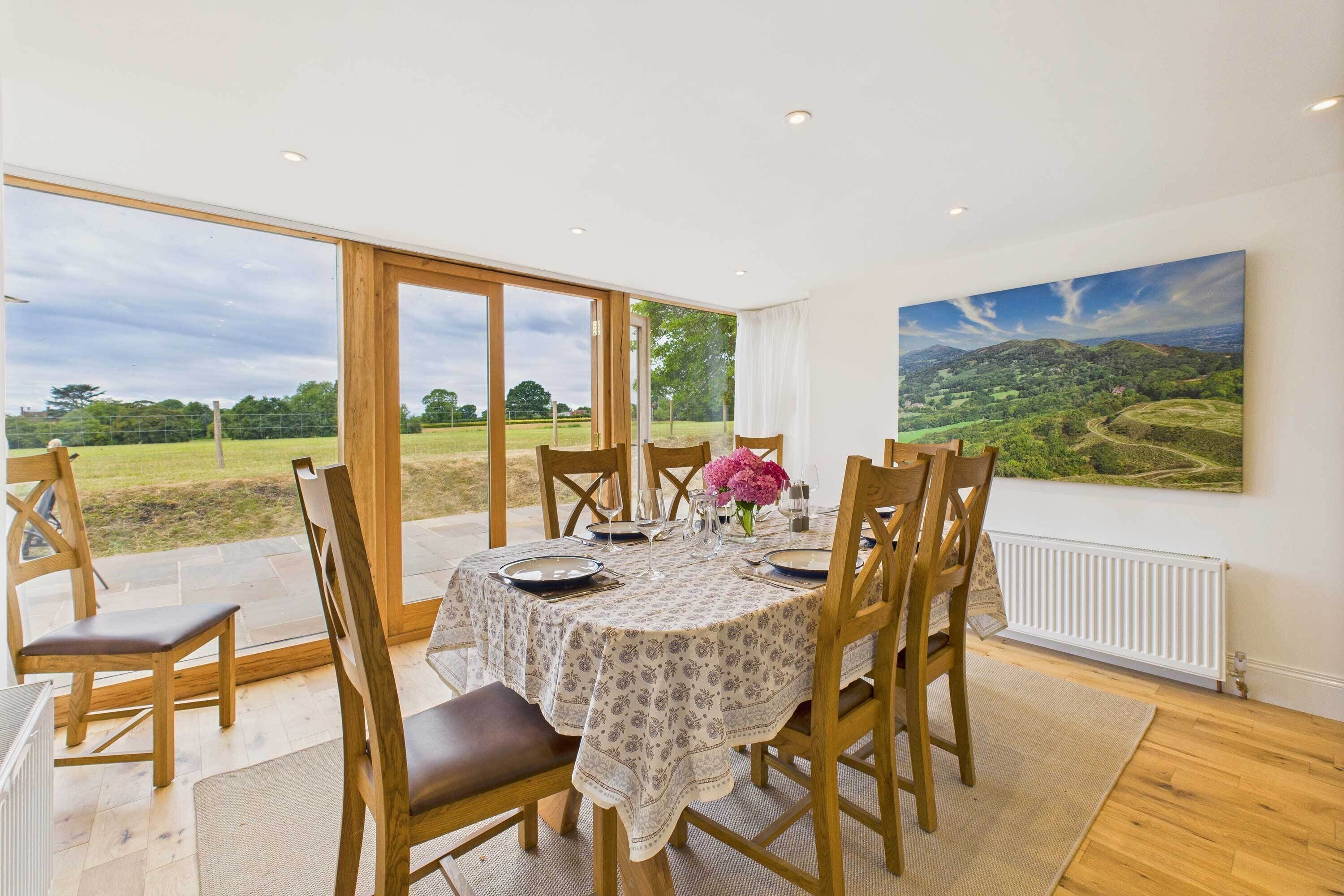 House | 4 bedrooms, desk