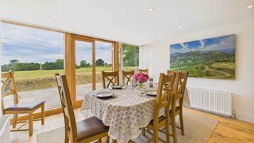 House | 4 bedrooms, desk