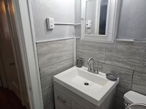 Douche, serviettes fournies, savon, papier toilette