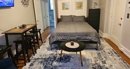 Tastefully furnished studio condo. Centrally located in historic Fisher Park.