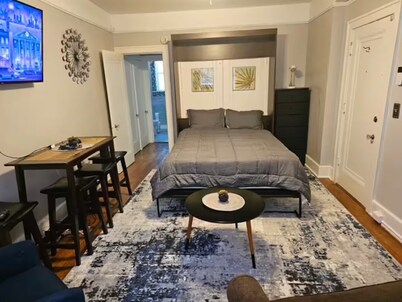 Tastefully furnished studio condo. Centrally located in historic Fisher Park.