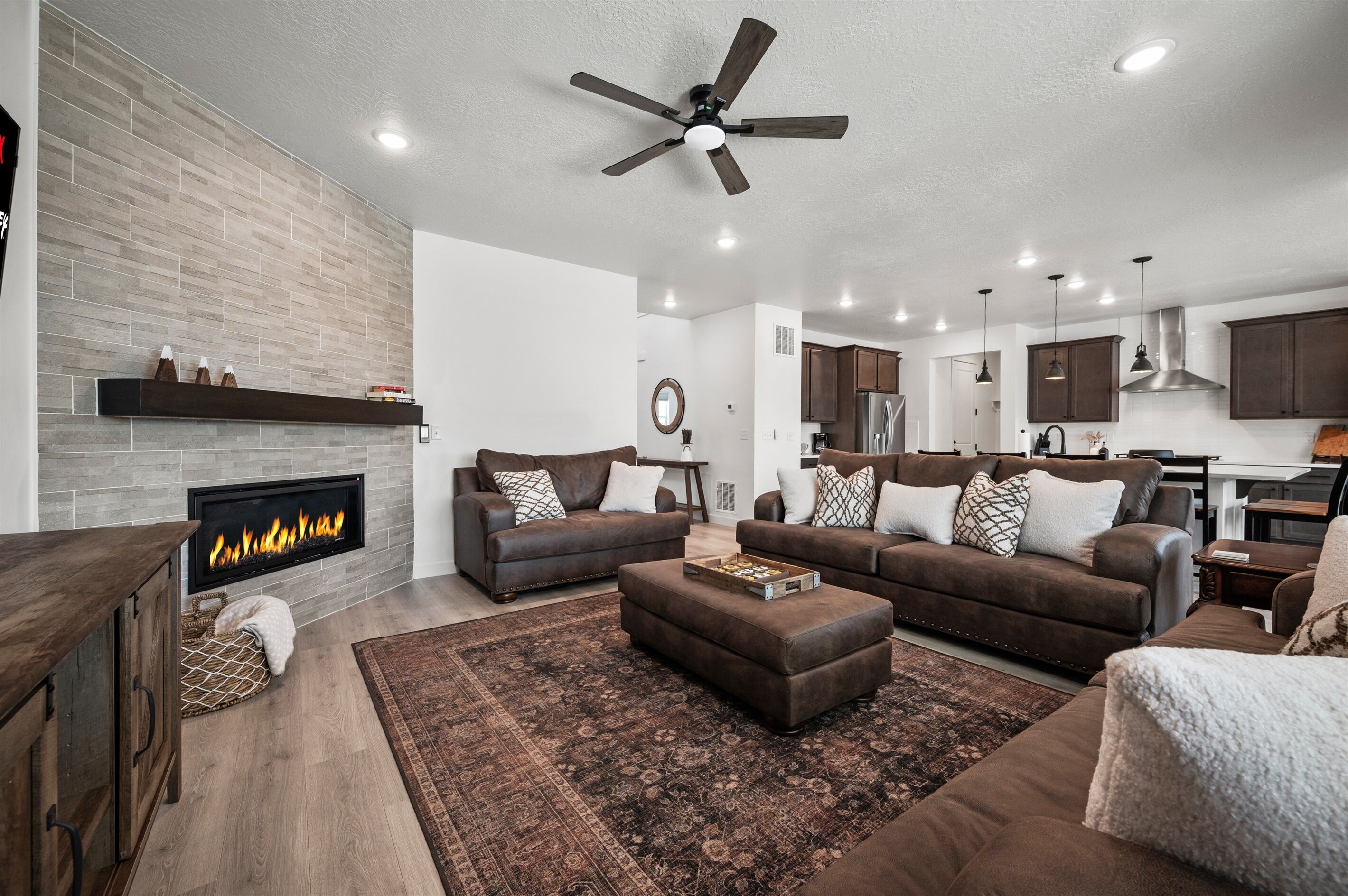 Smart TV, fireplace, computer monitors