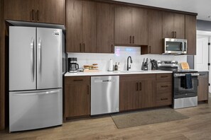 ثلاجة، ميكروويف، فرن، موقد طهي مسطح