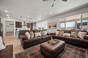 Smart-tv, een open haard en een computerscherm