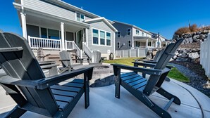 A row of modern homes with a patio area featuring outdoor seating and a fire pit. - Mountain Green Haven R2 | Ski Snowbasin | Hot Tub (Mountain Green)