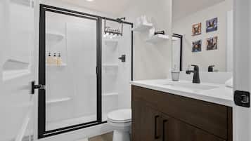 Douche, sèche-cheveux, serviettes fournies