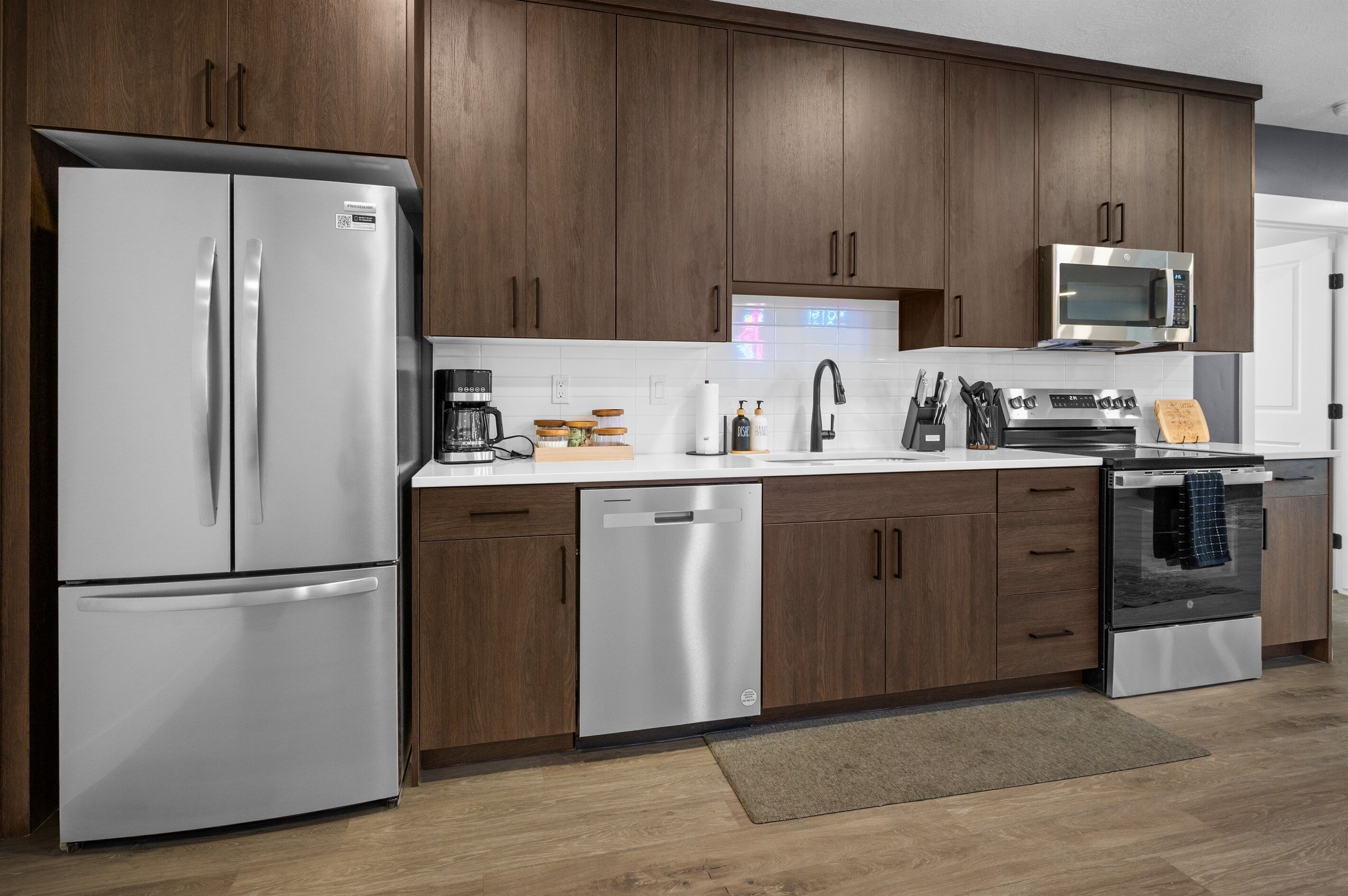 冰箱、微波炉、烤箱、炉灶