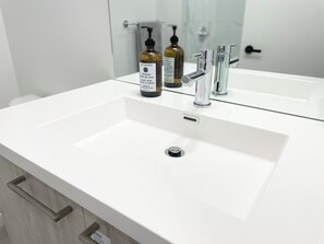 Serviettes fournies, savon, papier toilette