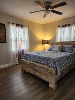 3 bedrooms, iron/ironing board, WiFi, bed sheets - Space Coast Vacation Home — 5 Min to Kennedy Space Center & Beaches! (Titusville)