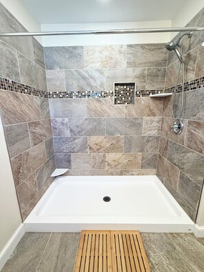 Shower, towels, soap, shampoo - Spacious Modern 4BR w/ Golf Course & Sunset Views – Close to Ocean City (Somers Point)