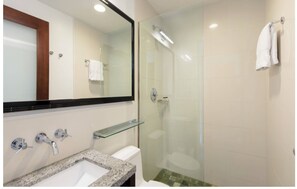 مجففات شعر، مناشف، صابون، ورق حمّام