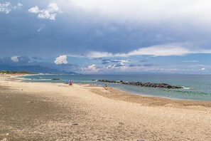 On the beach, sun-loungers, beach towels - Etna Marine Garden - Apartment in residence (Mascali)