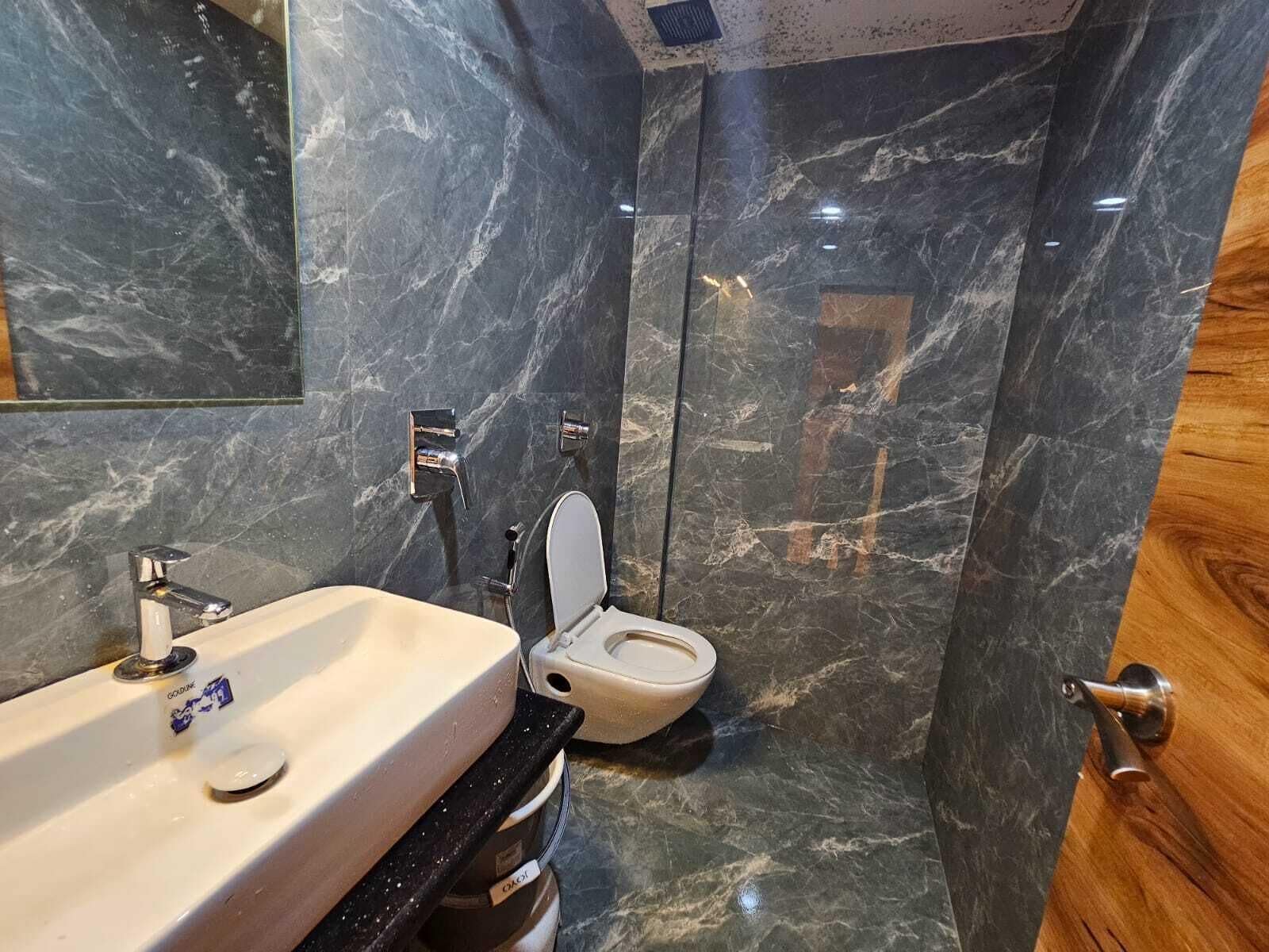 Deluxe Triple Room | Bathroom | Shower, towels, soap, shampoo