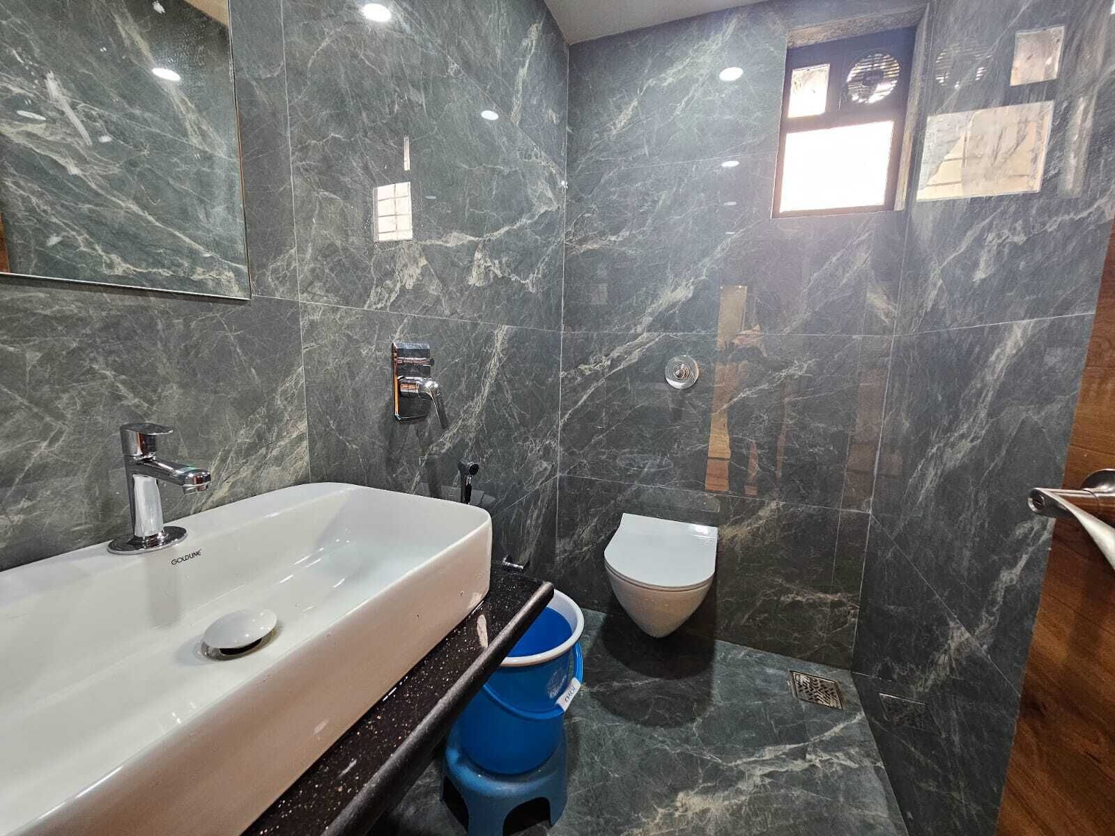 Family Room | Bathroom | Shower, towels, soap, shampoo