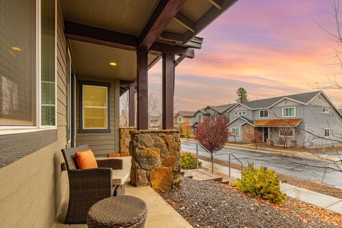 Modern Flagstaff Getaway with Mountain Charm.
