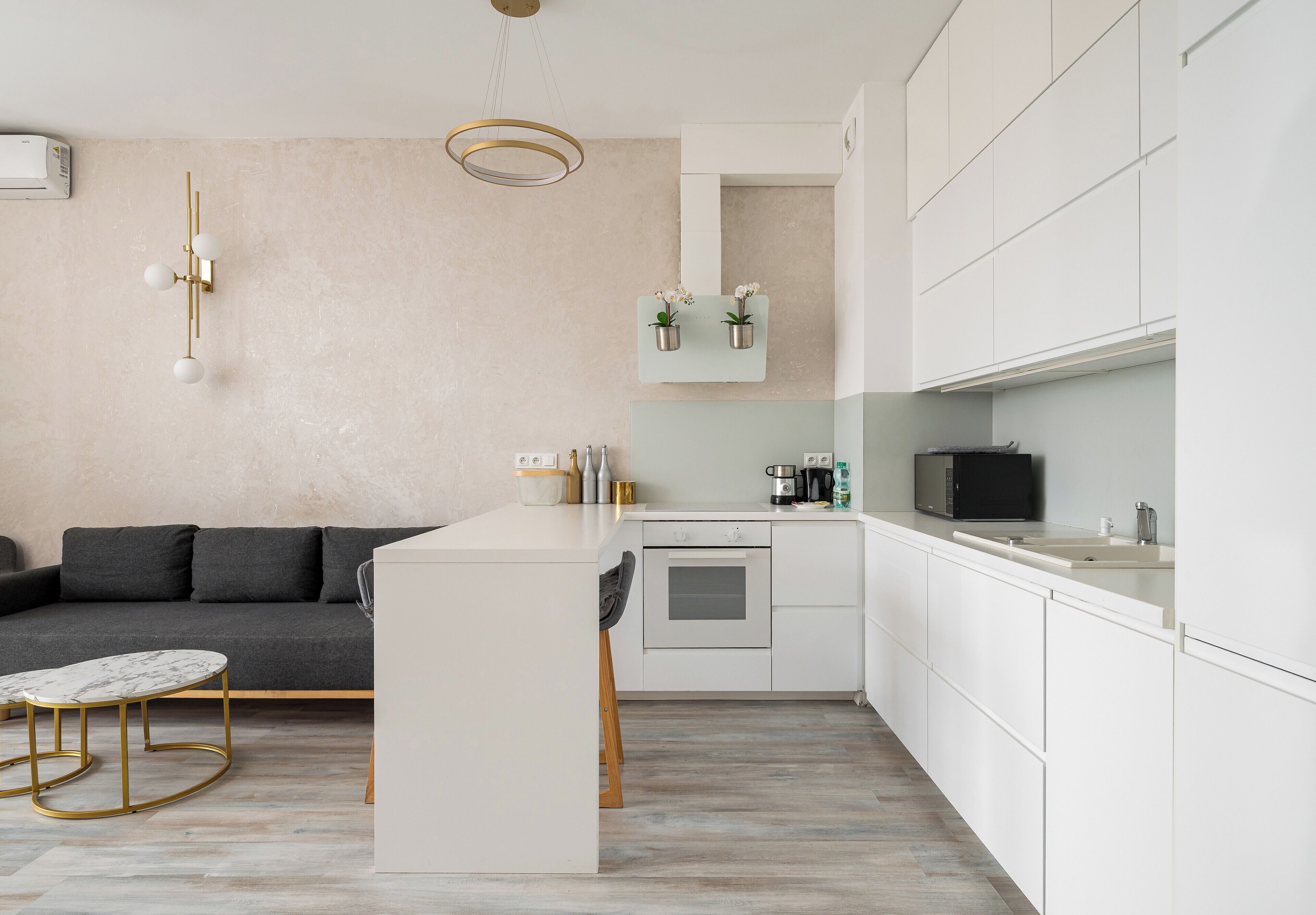 Réfrigérateur, micro-ondes, four, plaque de cuisson