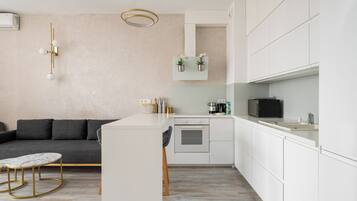 Refrigerador, microondas, horno y parrilla de estufa