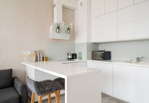 Kühlschrank, Mikrowelle, Ofen, Herdplatte