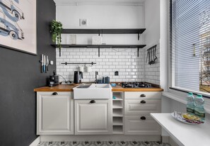 Fridge, microwave, oven, stovetop - Bachmacka Modern Chic Apartment (Warszawa)