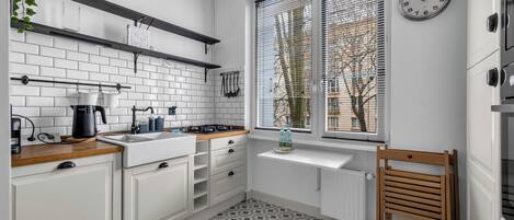 雪櫃、微波爐、焗爐、爐具