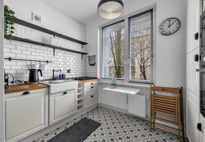 Fridge, microwave, oven, stovetop - Bachmacka Modern Chic Apartment (Warszawa)