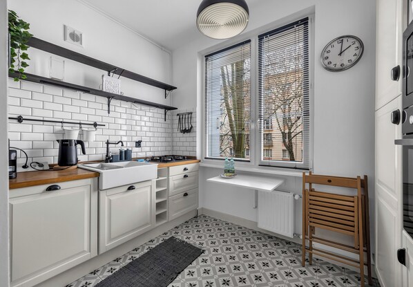 Fridge, microwave, oven, stovetop - Bachmacka Modern Chic Apartment (Warszawa)