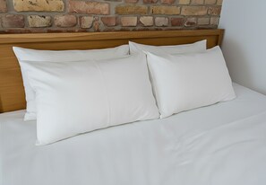 Tabla de planchar con plancha, wifi, ropa de cama