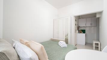 Iron/ironing board, WiFi, bed sheets