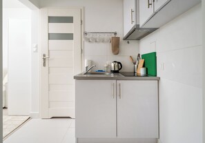 Fridge, stovetop - Tamka Powiśle Green Studio (Warszawa)