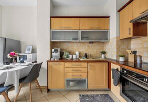 Fridge, microwave, oven, stovetop - Olbrachta Garden Studio (Warszawa)