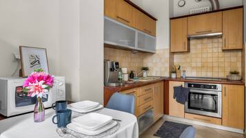 Kylskåp, mikrovågsugn, ugn och spishäll