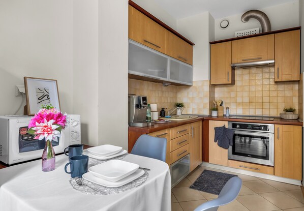 Kylskåp, mikrovågsugn, ugn och spishäll