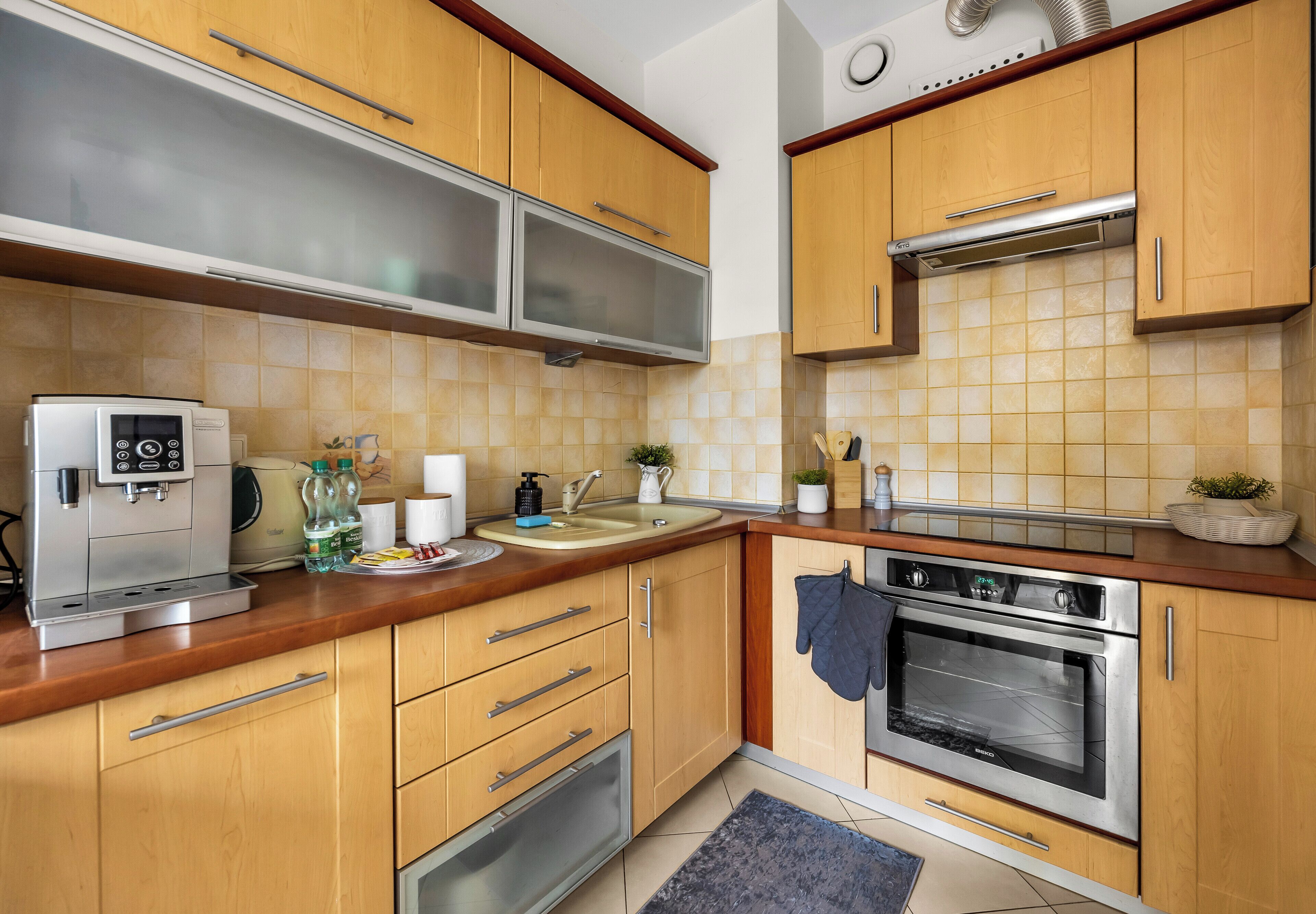 Kühlschrank, Mikrowelle, Ofen, Herdplatte