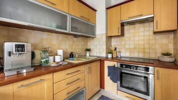 Kylskåp, mikrovågsugn, ugn och spishäll