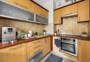 Kylskåp, mikrovågsugn, ugn och spishäll