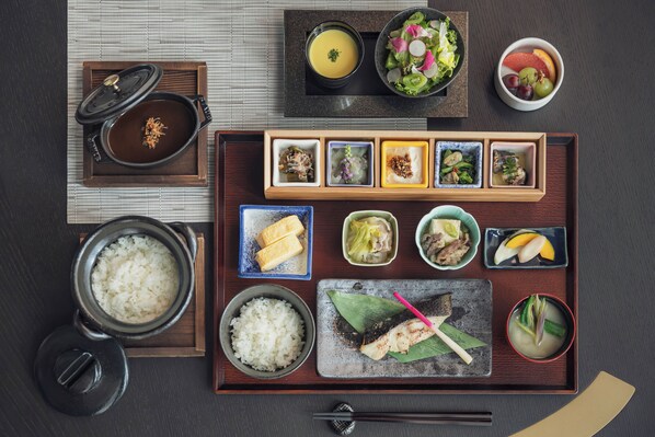 Daily cooked-to-order breakfast for a fee