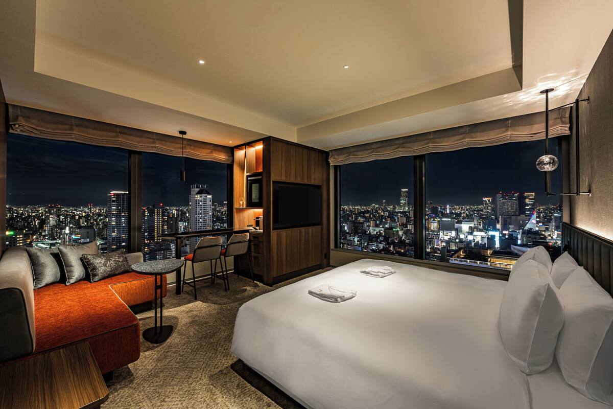Kamar Deluks, Bebas Asap Rokok, sudut (King) | Seprai premium, selimut bulu angsa, brankas, dan meja kerja
