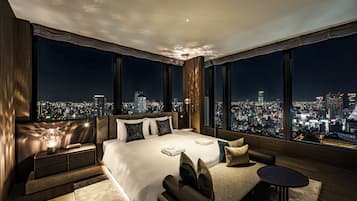 小型客房, 无烟房 (Suite, King) | 高档床上用品、羽绒被、客房内保险箱、办公桌