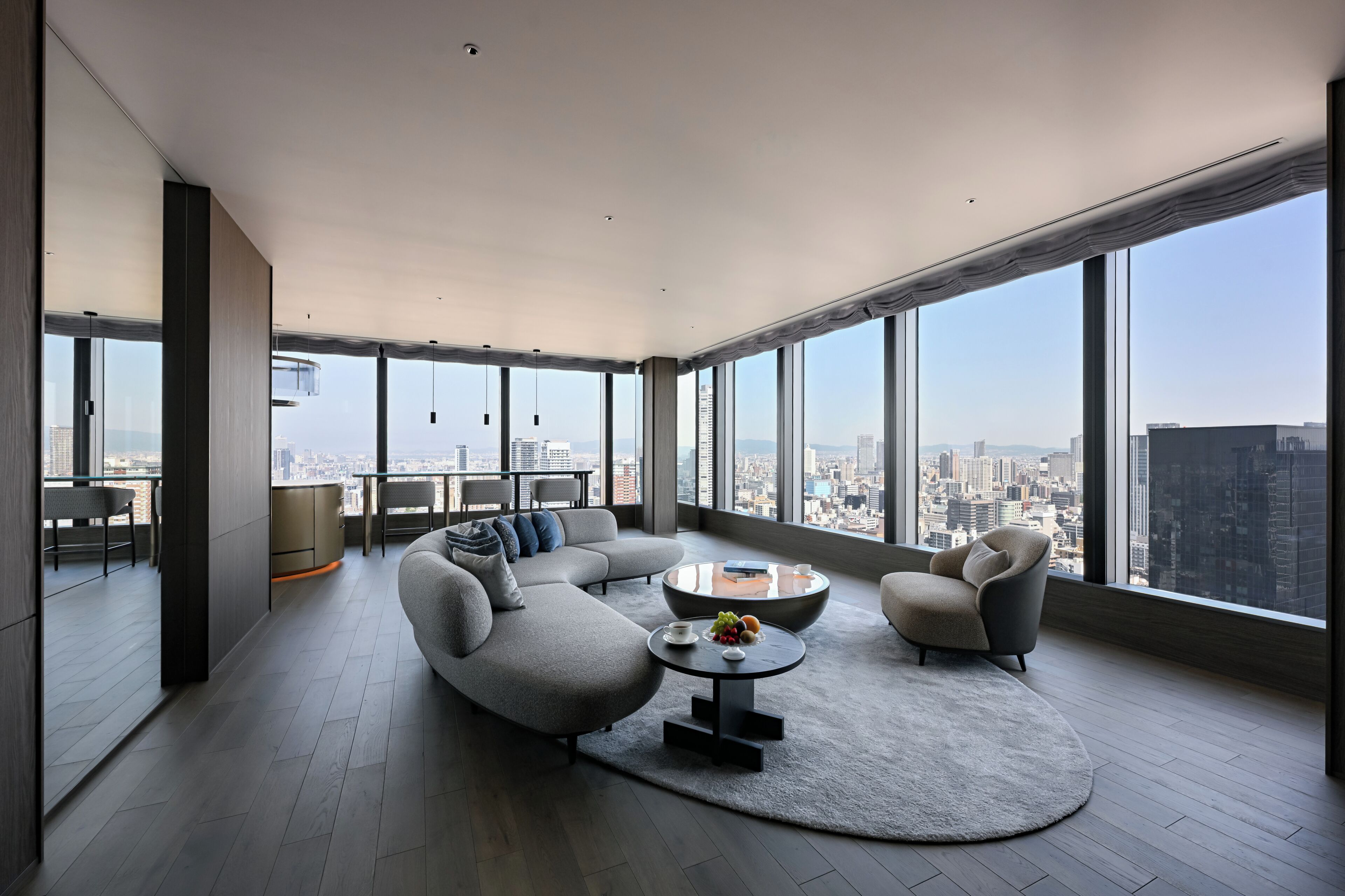 ห้องทวิน, ปลอดบุหรี่ (Suite) | เครื่องนอนระดับพรีเมียม, ผ้านวมขนเป็ด, ตู้นิรภัยในห้องพัก, โต๊ะทำงาน