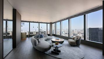 ห้องทวิน, ปลอดบุหรี่ (Suite) | เครื่องนอนระดับพรีเมียม, ผ้านวมขนเป็ด, ตู้นิรภัยในห้องพัก, โต๊ะทำงาน