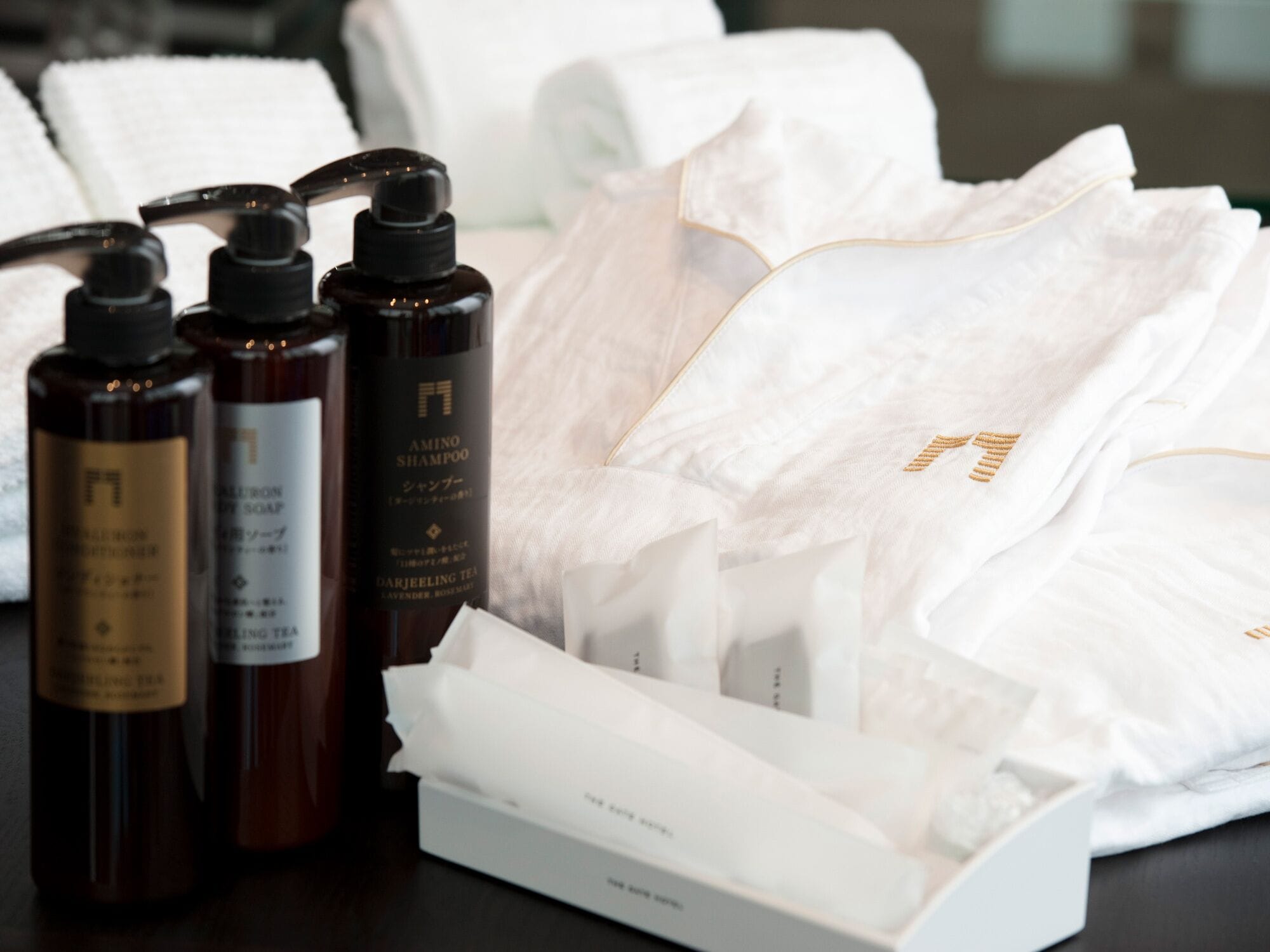 高級寢具、羽絨被、房內夾萬、書桌