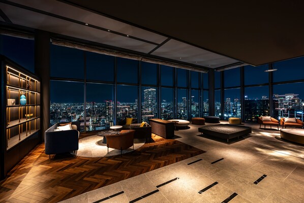 A high-rise interior with a city view, modern furniture, and a large window. - THE GATE HOTEL OSAKA by HULIC (Osaka)