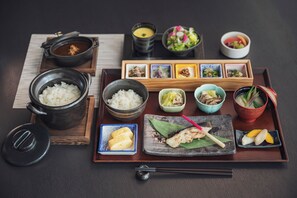 Daily cooked-to-order breakfast for a fee