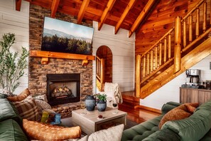 Smart TV, fireplace, video games, DVD player - Location & Views! Luxury 4 Kings • Hot Tub • Fire Pit • Dog Friendly (Pigeon Forge)