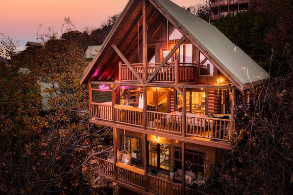 Exterior - Location & Views! Luxury 4 Kings • Hot Tub • Fire Pit • Dog Friendly (Pigeon Forge)