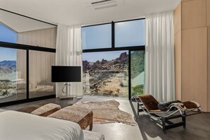 Escritorio, wifi gratis y ropa de cama 