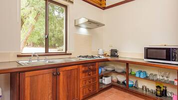 Comfort Cottage, Multiple Beds, Patio, Garden View | Private kitchen | Full-size fridge, microwave, stovetop, cookware/dishes/utensils