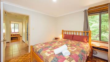 Comfort Cottage, Multiple Beds, Patio, Garden View | Laptop workspace